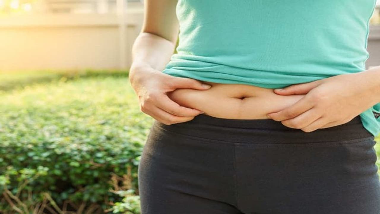 खतरे की घंटी है कमर पर जींस का कसते जाना, वेट कम करने के लिए शुरू कर दीजिए ये काम खतरे की घंटी है कमर पर जींस का कसते जाना, वेट कम करने के लिए शुरू कर दीजिए ये काम