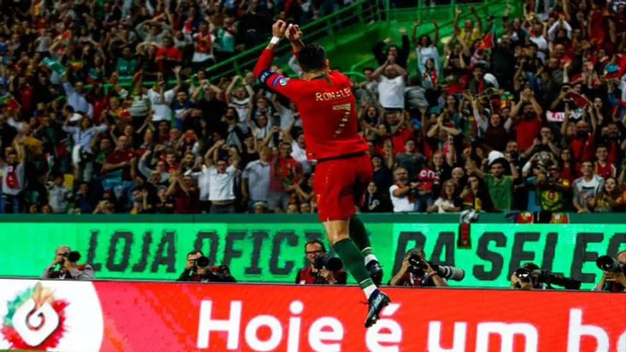 আবারও মেসিকে হারালেন রোনাল্ডো, ৭০০ গোলের মাইলস্টোন সিআর সেভেনের আবারও মেসিকে হারালেন রোনাল্ডো, ৭০০ গোলের মাইলস্টোন সিআর সেভেনের