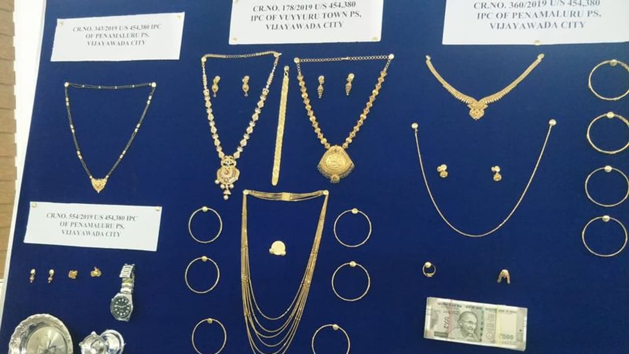 మైనర్ బాలుర దొంగల ముఠా... విజయవాడలో వరుస చోరీలు మైనర్ బాలుర దొంగల ముఠా... విజయవాడలో వరుస చోరీలు