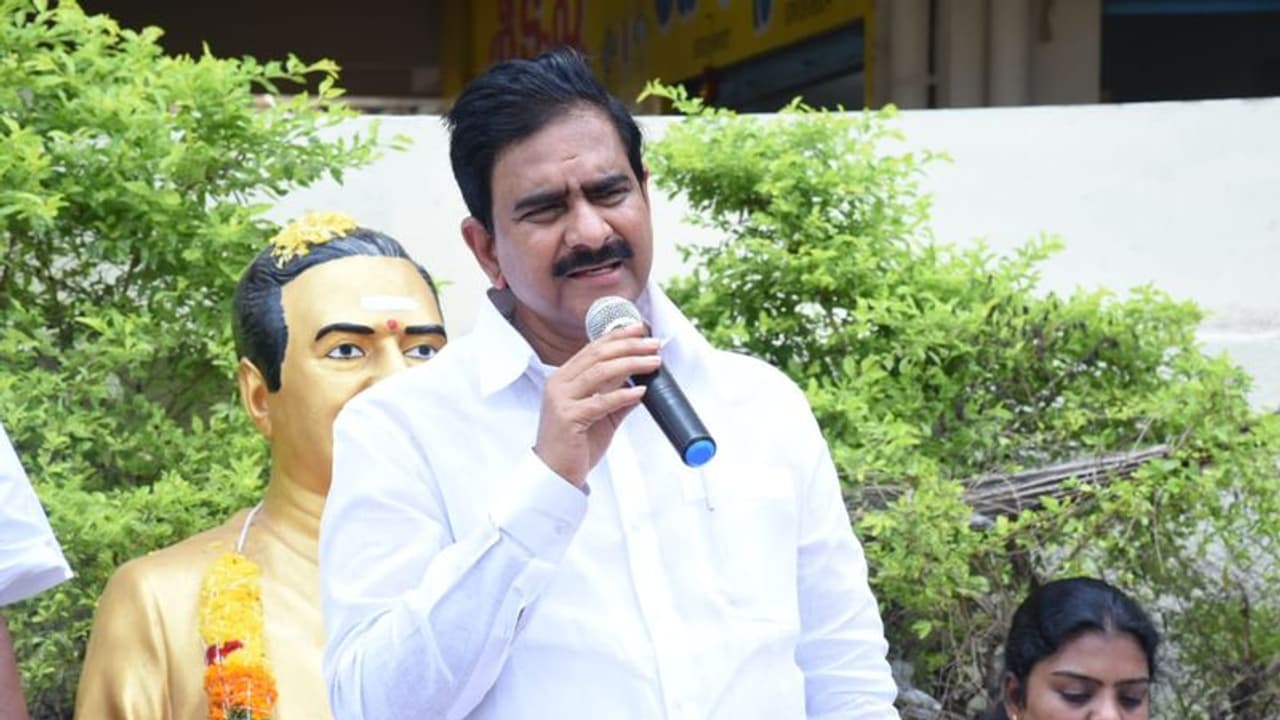 సబ్జెక్ట్ చెప్పమంటే.. బూతులు మాట్లాడతారా: మంత్రి అనిల్పై ఉమా ఫైర్ సబ్జెక్ట్ చెప్పమంటే.. బూతులు మాట్లాడతారా: మంత్రి అనిల్పై ఉమా ఫైర్