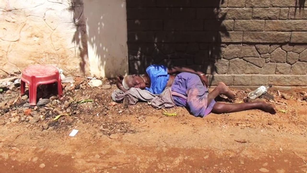 நோயுற்ற வயதான தாயை வீதியில் விட்ட கொடூர மகன்.. வெயிலிலும் மழையிலும் அவதியுற்ற நிலையில் மீட்பு..!