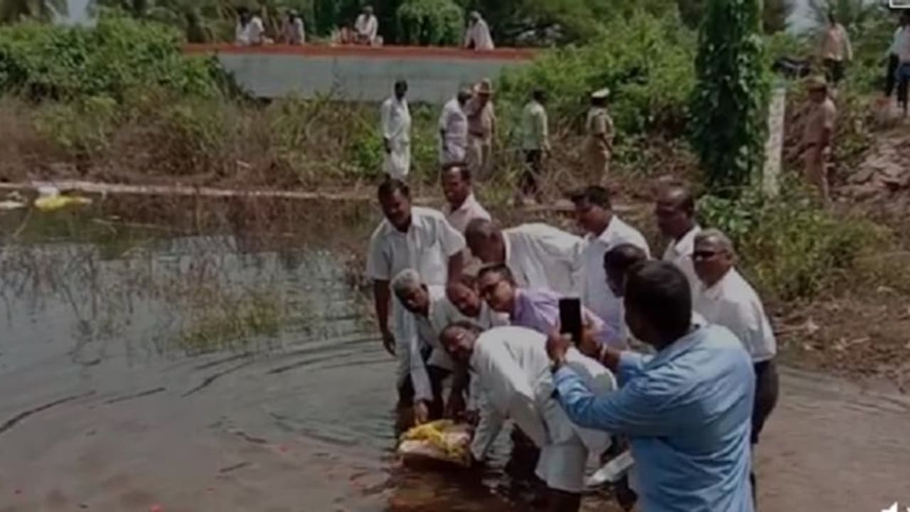 ಮಂಡ್ಯ: ಬಾಗಿನ ಅರ್ಪಿಸಲು ಶಾಸಕರೆದುರೇ ಬಣಗಳ ಕಿತ್ತಾಟ..!