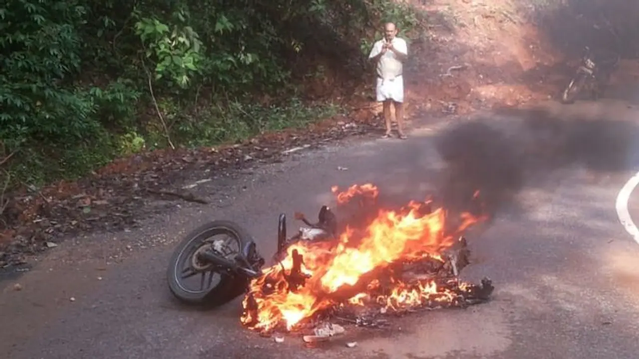 ನೋಡನೋಡುತ್ತಿದ್ದಂತೆ ಸುಟ್ಟು ಕರಕಲಾಯ್ತು ಬೈಕ್ : ಪಾರಾದ ಸವಾರ ನೋಡನೋಡುತ್ತಿದ್ದಂತೆ ಸುಟ್ಟು ಕರಕಲಾಯ್ತು ಬೈಕ್ : ಪಾರಾದ ಸವಾರ