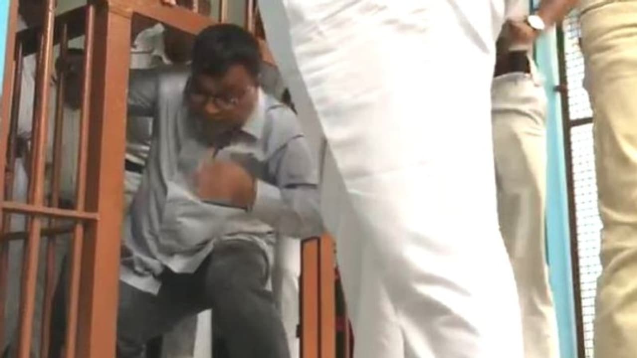 মুকুলের ঘাড়ে দায় চাপিয়েও ছাড় পেলেন না,নারদকাণ্ডে ২৯ অক্টোবর পর্যন্ত হাজতে মির্জা