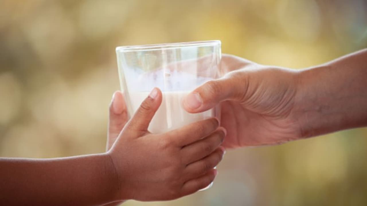 সহজ এই উপায়ে জেনে নিন পানীয়ের দুধটি ভেজাল কি না সহজ এই উপায়ে জেনে নিন পানীয়ের দুধটি ভেজাল কি না
