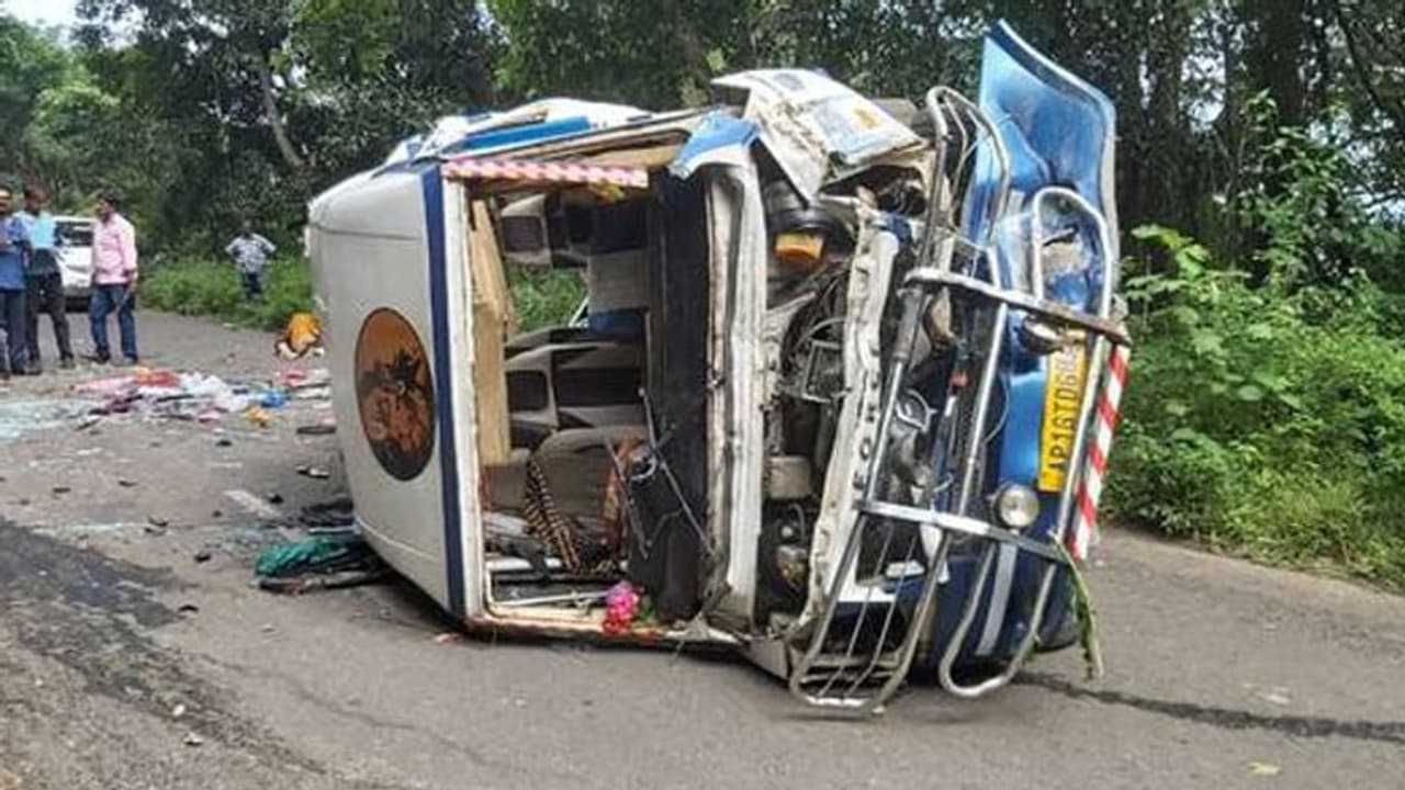 சுற்றுலா பேருந்து தலைக்குப்புற கவிழ்ந்து விபத்து... 8 பேர் சம்பவ இடத்திலேயே உயிரிழப்பு..! சுற்றுலா பேருந்து தலைக்குப்புற கவிழ்ந்து விபத்து... 8 பேர் சம்பவ இடத்திலேயே உயிரிழப்பு..!