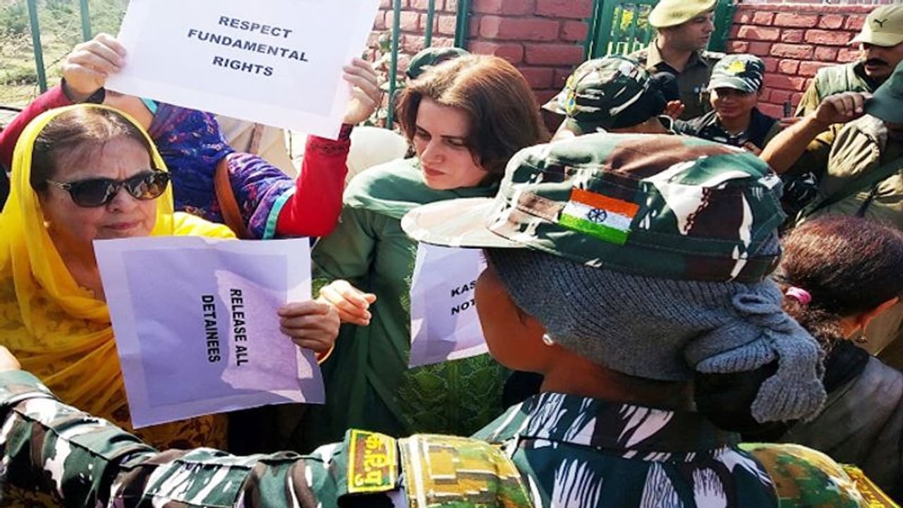 कश्मीर में बेटी के साथ 370 का विरोध कर रही थीं अब्दुल्ला की बहन, पुलिस को करना पड़ा गिरफ्तार