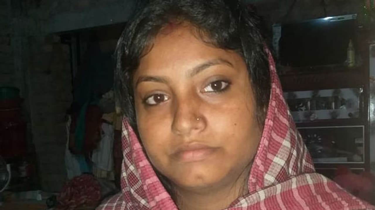 স্বামী সন্তানকে ছেড়ে প্রেমিকের সঙ্গে সংসার, গৃহবধূকে গণধোলাই স্বামী সন্তানকে ছেড়ে প্রেমিকের সঙ্গে সংসার, গৃহবধূকে গণধোলাই