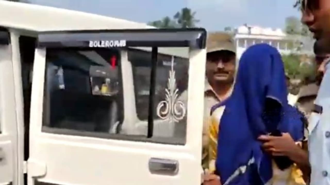 দশমীর দিন বাড়িতেই ছিল ছেলে, দাবি জিয়াগঞ্জের হত্যায় অভিযুক্তের বাবার দশমীর দিন বাড়িতেই ছিল ছেলে, দাবি জিয়াগঞ্জের হত্যায় অভিযুক্তের বাবার