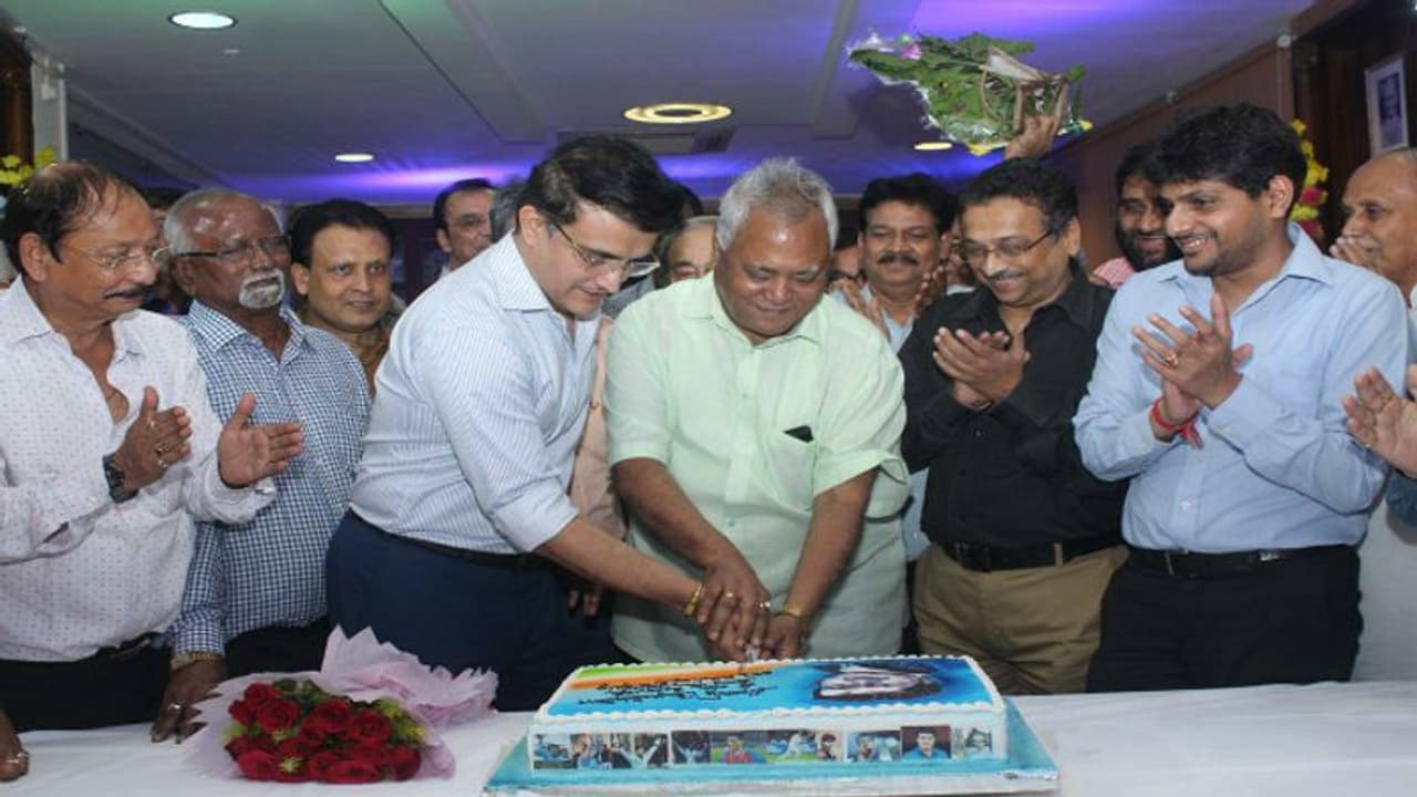 বিসিসিআই সভাপতি সৌরভকে রাজকীয় বরণ সিএবির, ইডেনে ফিরে অতীত নিয়ে সরব মহারাজ বিসিসিআই সভাপতি সৌরভকে রাজকীয় বরণ সিএবির, ইডেনে ফিরে অতীত নিয়ে সরব মহারাজ