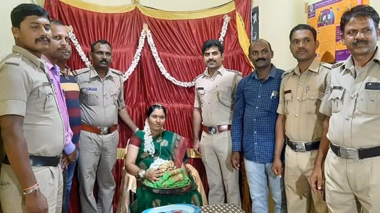 ಮಾದರಿ ಕೆಲಸ, ಪೊಲೀಸ್ ಸಿಬ್ಬಂದಿಗೆ ಶಿವಮೊಗ್ಗ ಕುಂಸಿ ಠಾಣೆಯಲ್ಲೇ ಸೀಮಂತ ಮಾದರಿ ಕೆಲಸ, ಪೊಲೀಸ್ ಸಿಬ್ಬಂದಿಗೆ ಶಿವಮೊಗ್ಗ ಕುಂಸಿ ಠಾಣೆಯಲ್ಲೇ ಸೀಮಂತ