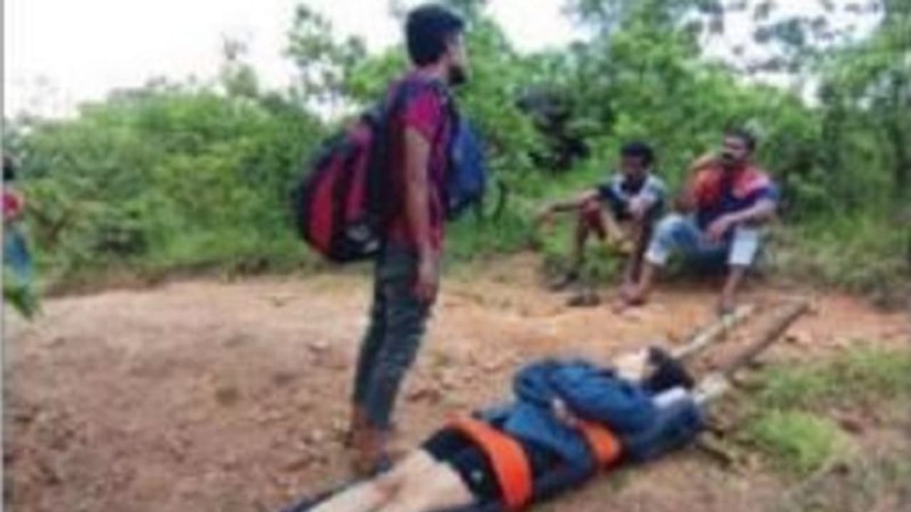 ಮಂಗಳೂರು: ಗಾಯಾಳು ಯುವತಿಯ ಹೊತ್ತು ಬೆಟ್ಟ ಇಳಿದರು..!