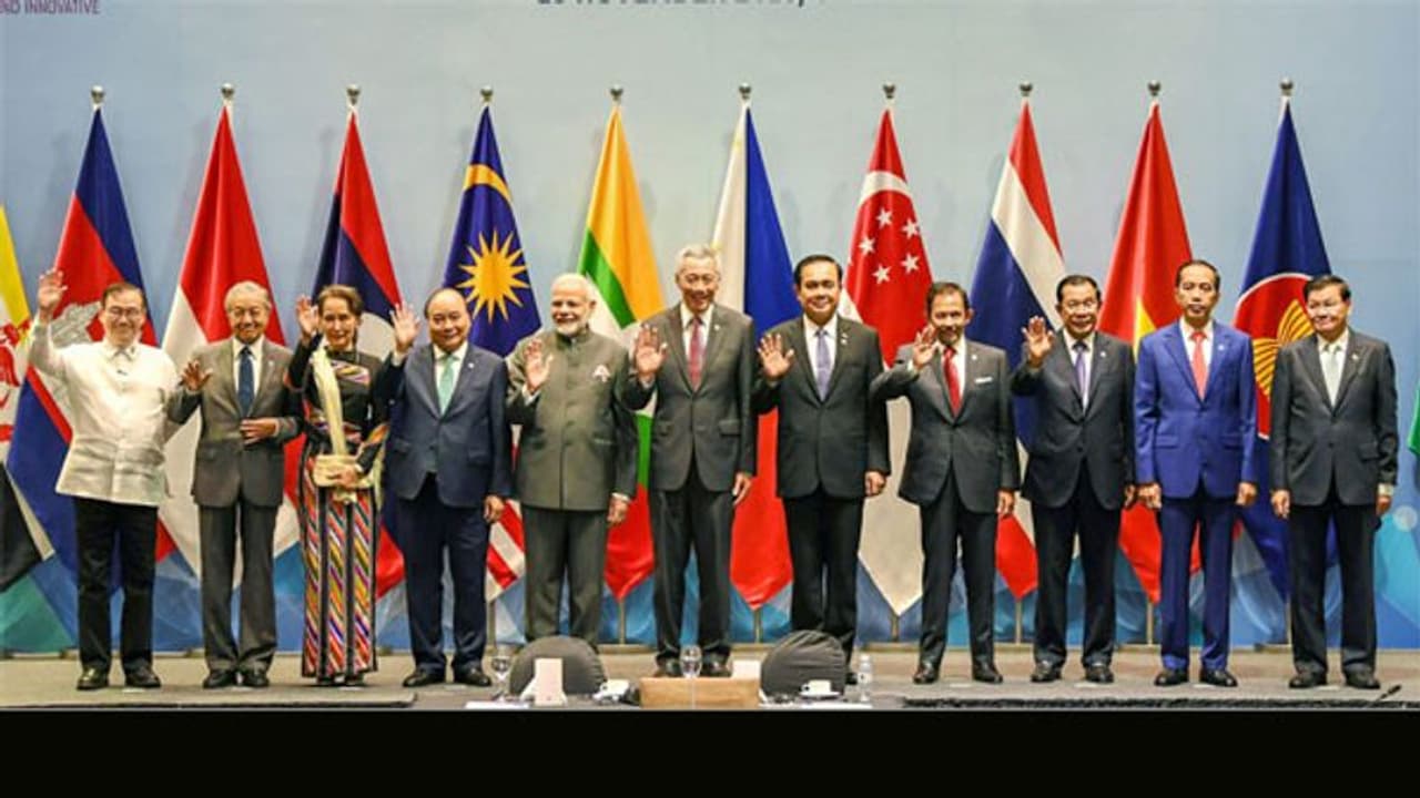 भारत आसियान सम्मेलन में बोले PM मोदी विकास और सुरक्षा सभी के लिए जरूरी भारत आसियान सम्मेलन में बोले PM मोदी विकास और सुरक्षा सभी के लिए जरूरी