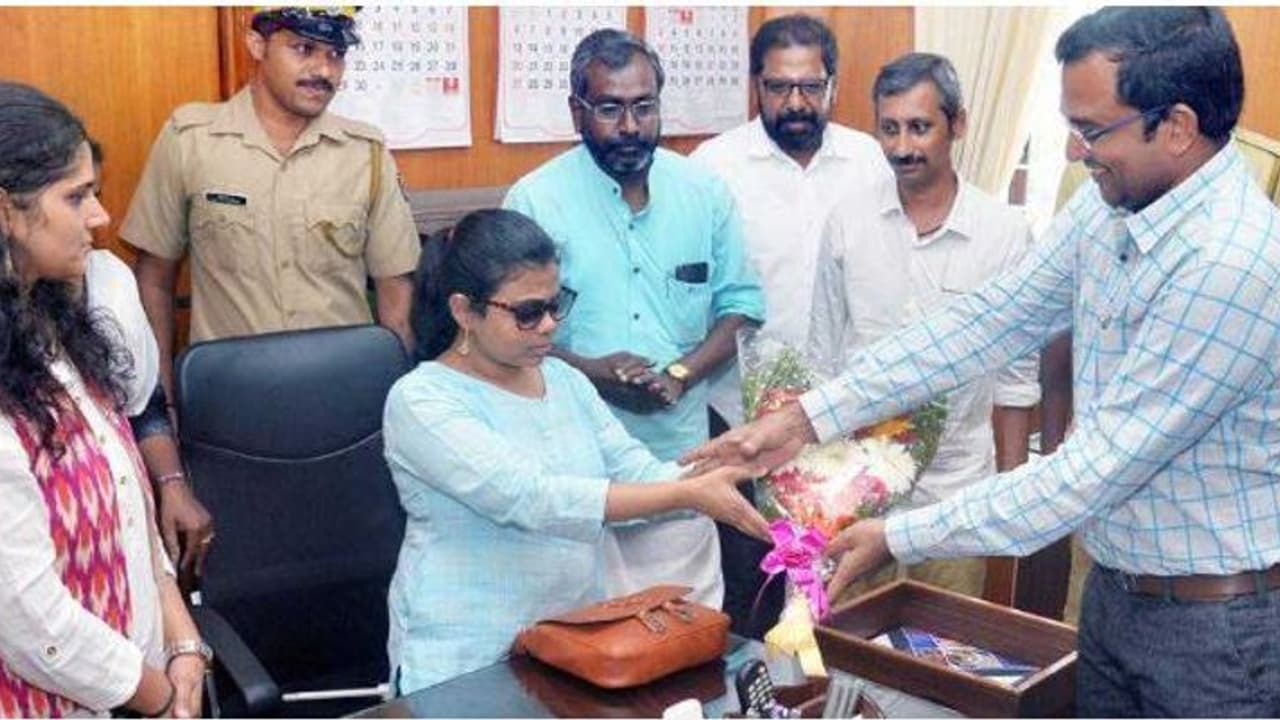 ದೇಶದ ಮೊದಲ ದೃಷ್ಠಿ ಹೀನ ಐಎಎಸ್ ಅಧಿಕಾರಿ ಹೆಗ್ಗಳಿಕೆಗೆ ಪ್ರಾಂಜಲ್ ಪಾತ್ರ ದೇಶದ ಮೊದಲ ದೃಷ್ಠಿ ಹೀನ ಐಎಎಸ್ ಅಧಿಕಾರಿ ಹೆಗ್ಗಳಿಕೆಗೆ ಪ್ರಾಂಜಲ್ ಪಾತ್ರ