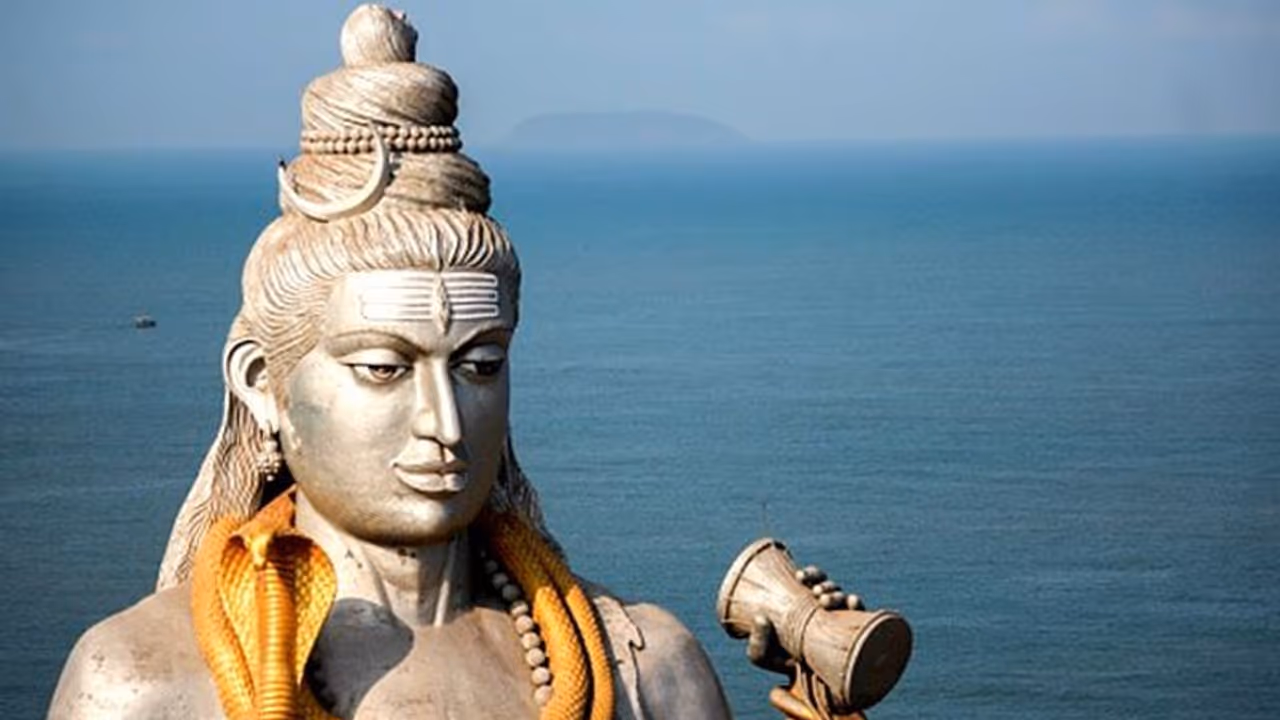 এই দিনেই মহাদেব নিজেকে আলোকশিখায় পরিণত করেছিলেন, জবাব দিয়েছিলেন ব্রহ্মা বিষ্ণুকে