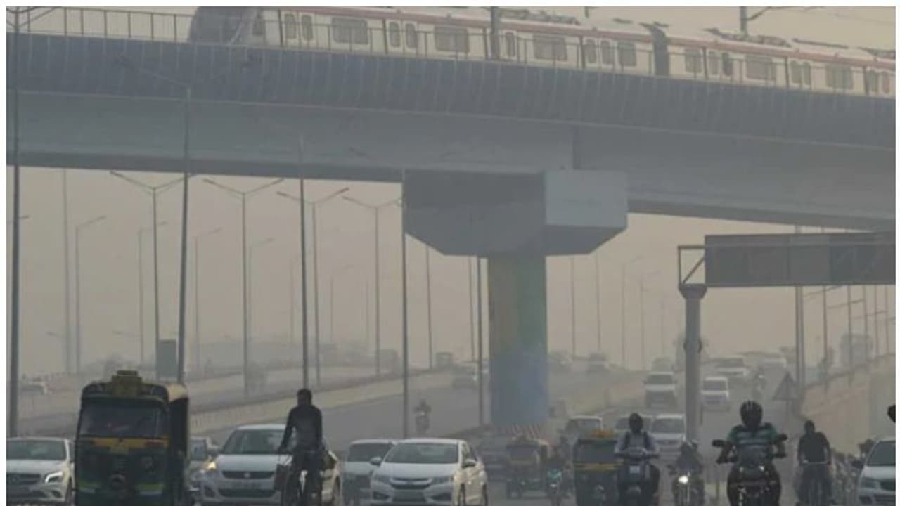 ശുദ്ധവായു കുറവ്, 'ശ്വാസം മുട്ടിച്ച്' ദില്ലി; വായുമലിനീകരണം അതിരൂക്ഷമെന്ന് കണ്ടെത്തല് ശുദ്ധവായു കുറവ്, 'ശ്വാസം മുട്ടിച്ച്' ദില്ലി; വായുമലിനീകരണം അതിരൂക്ഷമെന്ന് കണ്ടെത്തല്