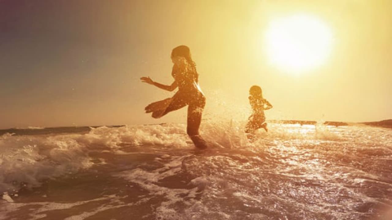 সুতোর মতো বিকিনি পরে সৈকতে তরুণী, অশ্লীলতার দায়ে গ্রেফতার করল পুলিশ