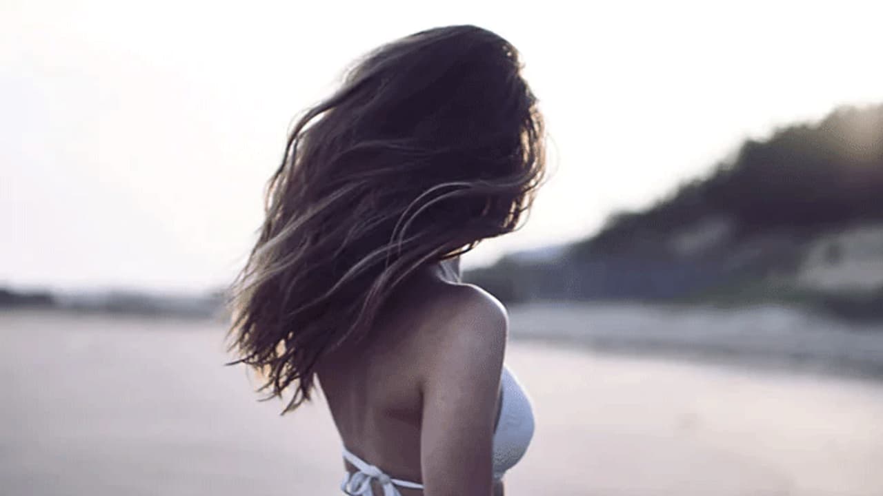 బీచ్ లో బికినీ వేసిన మహిళ.. లాక్కెళ్లిన పోలీసులు, వీడియో వైరల్