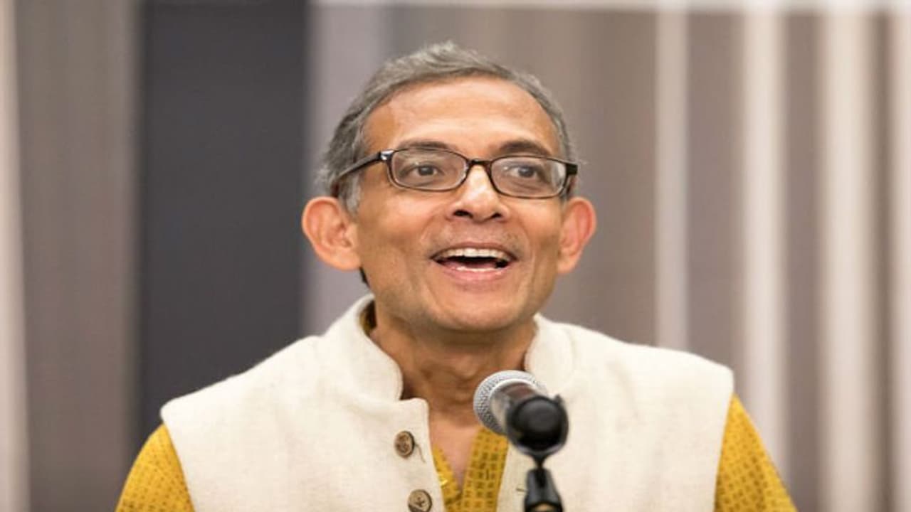 আবেগহারা সাউথ পয়েন্ট, ১২,০০০ ছাত্র ছাত্রীর স্বাক্ষর পৌঁছবে অভিজিৎ এর কাছে আবেগহারা সাউথ পয়েন্ট, ১২,০০০ ছাত্র ছাত্রীর স্বাক্ষর পৌঁছবে অভিজিৎ এর কাছে