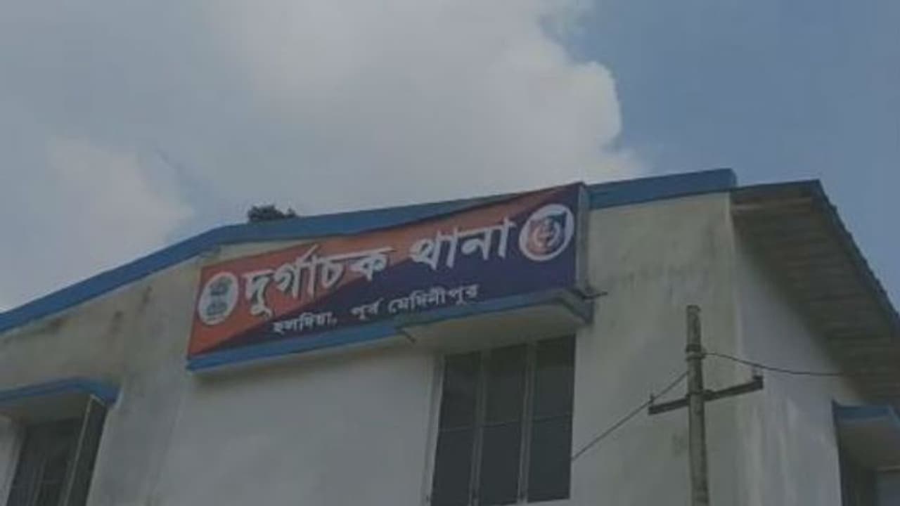 লক্ষ্মীর পুজোর জলসায় তারস্বরে বাজছে মাইক, বাধা দিতে গিয়ে আক্রান্ত পুলিশ লক্ষ্মীর পুজোর জলসায় তারস্বরে বাজছে মাইক, বাধা দিতে গিয়ে আক্রান্ত পুলিশ