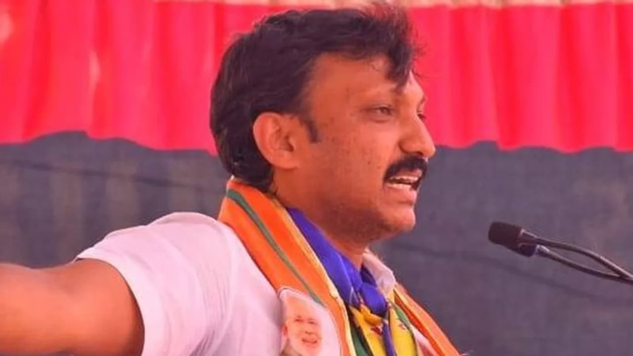 चुनावी रैली में शिवसेना सांसद पर जानलेवा हमला, हाथ मिलाने के बहाने घोंप दिया चाकू चुनावी रैली में शिवसेना सांसद पर जानलेवा हमला, हाथ मिलाने के बहाने घोंप दिया चाकू