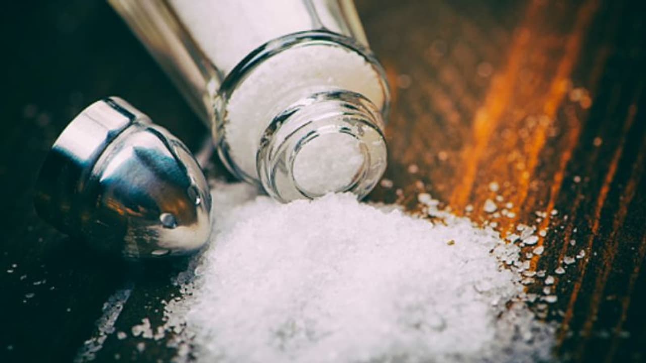 সামান্য লবন এইভাবে ব্যবহার করেই আপনার খারাপ পরিস্থিতি কাটিয়ে ফিরিয়ে আনতে পারবেন সৌভাগ্য সামান্য লবন এইভাবে ব্যবহার করেই আপনার খারাপ পরিস্থিতি কাটিয়ে ফিরিয়ে আনতে পারবেন সৌভাগ্য