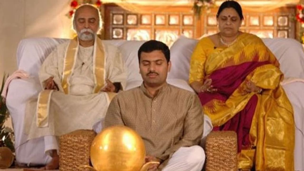 ரூ.500 கோடியை ஆட்டையை போட்ட கல்கி சாமியார்... எல்ஐசி ஏஜெண்டின் அதிரவைக்கும் பகீர் பின்னணி..! ரூ.500 கோடியை ஆட்டையை போட்ட கல்கி சாமியார்... எல்ஐசி ஏஜெண்டின் அதிரவைக்கும் பகீர் பின்னணி..!