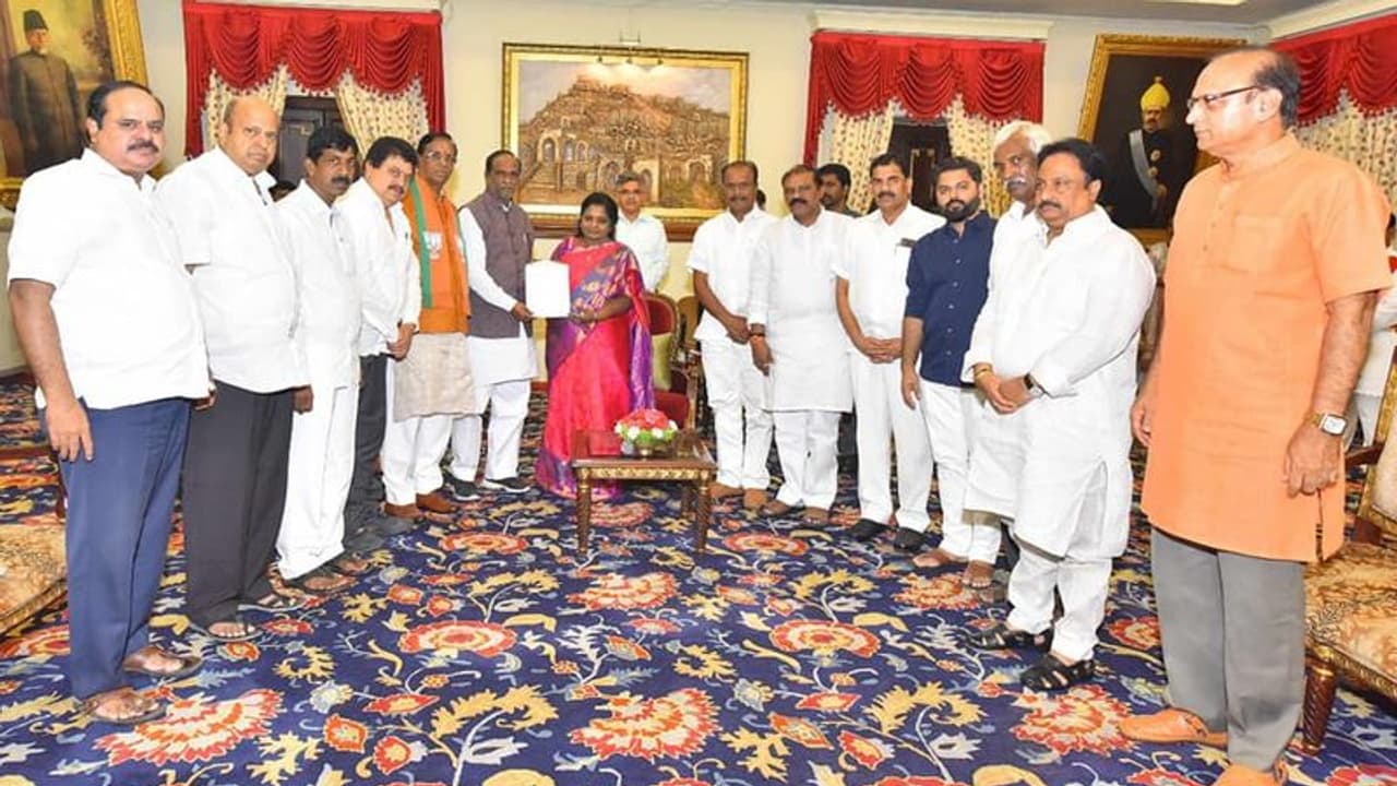 బందిపోటు దొంగల నుంచి ఆర్టీసీ ఆస్తులను కాపాడండి: గవర్నర్ కు తెలంగాణ బీజేపీ నేతల ఫిర్యాదు బందిపోటు దొంగల నుంచి ఆర్టీసీ ఆస్తులను కాపాడండి: గవర్నర్ కు తెలంగాణ బీజేపీ నేతల ఫిర్యాదు