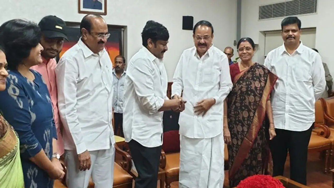 ఢిల్లీలో 'సైరా' హంగామా.. ఉపరాష్ట్రపతి వెంకయ్యకు స్పెషల్ షో! ఢిల్లీలో 'సైరా' హంగామా.. ఉపరాష్ట్రపతి వెంకయ్యకు స్పెషల్ షో!