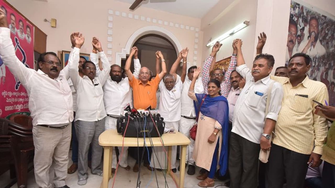 ఈనెల 19న తెలంగాణ బంద్: సంఘీభావం ప్రకటిస్తున్న యూనియన్లు ఈనెల 19న తెలంగాణ బంద్: సంఘీభావం ప్రకటిస్తున్న యూనియన్లు