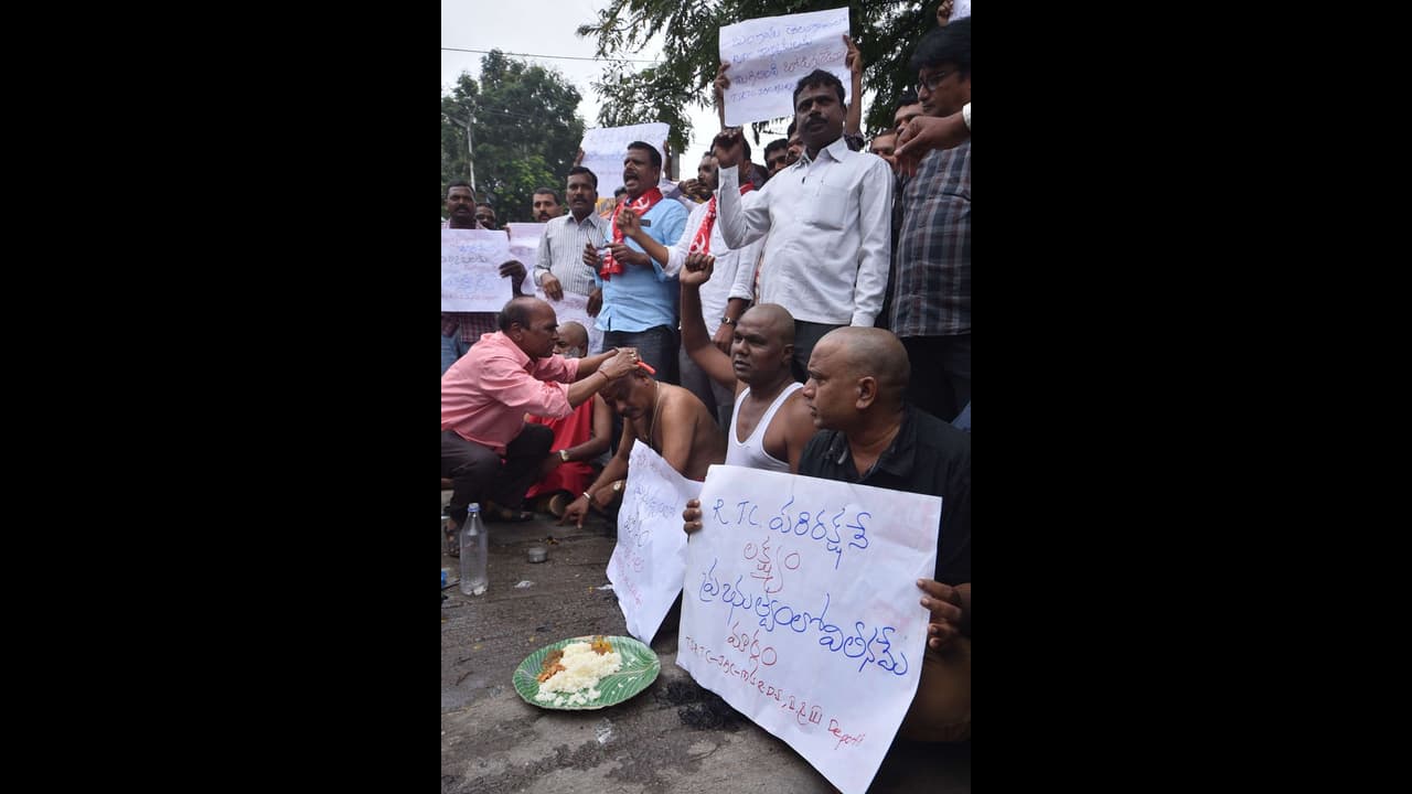 RTC Strike:సమ్మె ఉదృతం... కార్మికుల అర్థనగ్న ప్రదర్శన RTC Strike:సమ్మె ఉదృతం... కార్మికుల అర్థనగ్న ప్రదర్శన