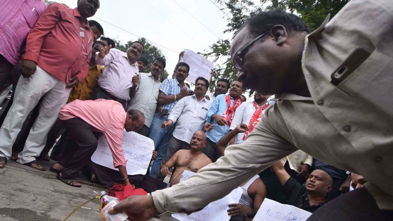 తెలంగాణ బంద్ ఉద్రిక్తం: ప్రైవేట్ డ్రైవర్ పై కార్మికుల దాడి తెలంగాణ బంద్ ఉద్రిక్తం: ప్రైవేట్ డ్రైవర్ పై కార్మికుల దాడి