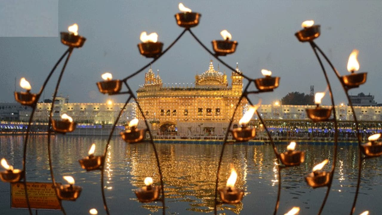 টুনি বাল্বকে কি টেক্কা দিতে পারবে মাটির প্রদীপ, আশায় বুক বাঁধছেন কারিগররা টুনি বাল্বকে কি টেক্কা দিতে পারবে মাটির প্রদীপ, আশায় বুক বাঁধছেন কারিগররা