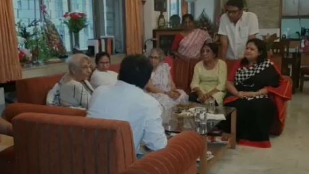 নোবেলজয়ীর বাড়িতে মুখ্যমন্ত্রী, অভিজিৎ বন্দ্যোপাধ্যায়কে রাজকীয় সংবর্ধনা দেবে রাজ্য