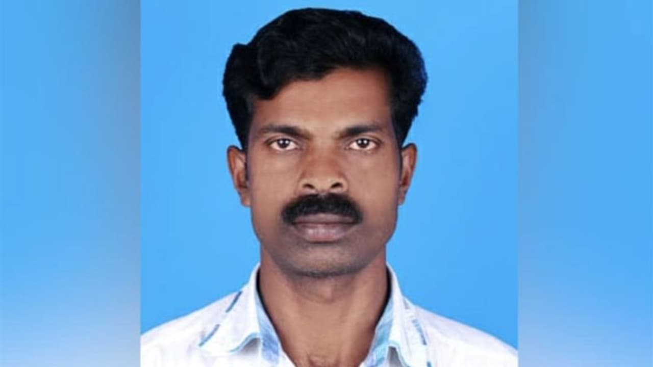 മരണത്തിൽ ദുരൂഹത; അമ്മയുടെ പരാതിയിൽ മകന്റെ മൃതദേഹം പുറത്തെടുത്ത് പോസ്റ്റുമോർട്ടം മരണത്തിൽ ദുരൂഹത; അമ്മയുടെ പരാതിയിൽ മകന്റെ മൃതദേഹം പുറത്തെടുത്ത് പോസ്റ്റുമോർട്ടം