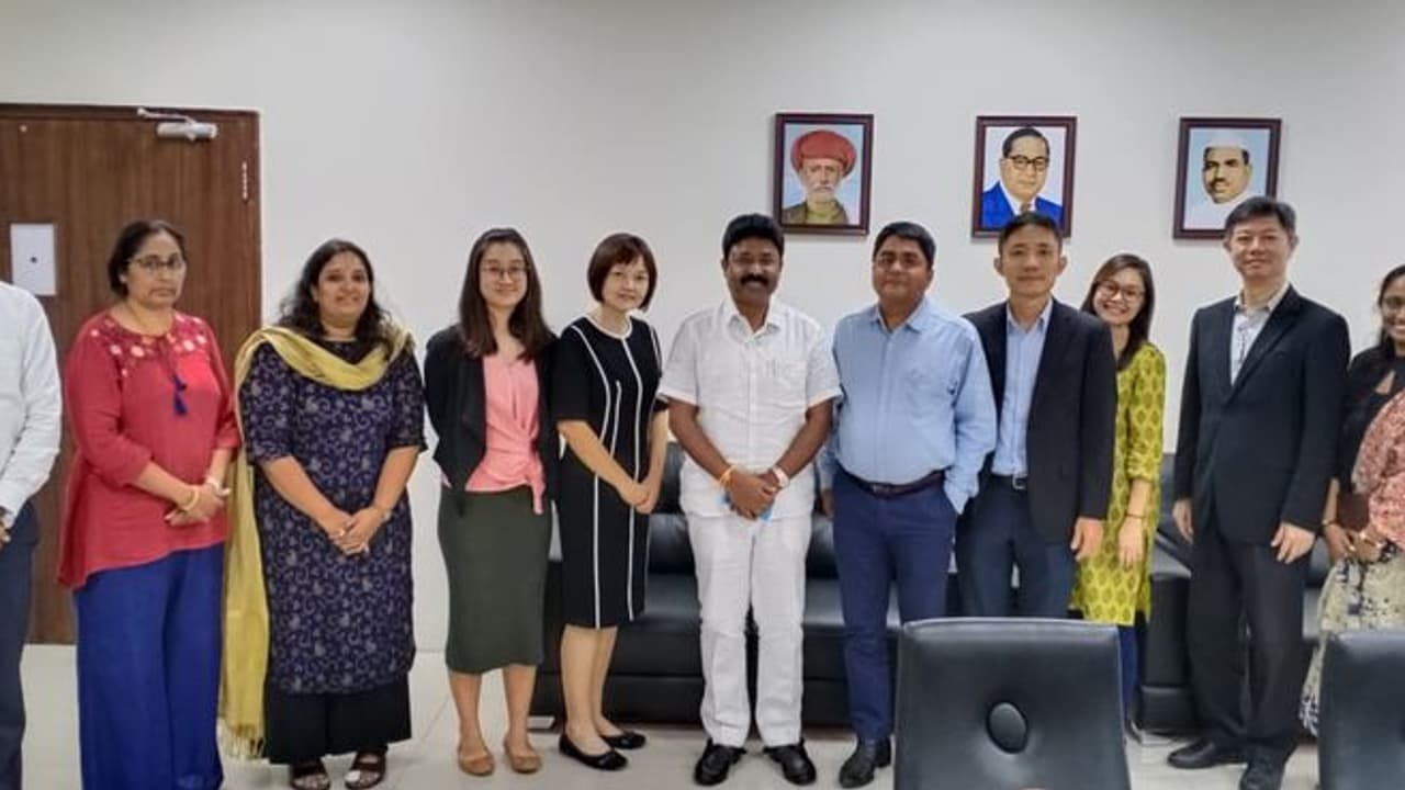 నిరుద్యోగ యువతకు చేయూత...సింగపూర్ సాయం...: మంత్రి సురేష్ నిరుద్యోగ యువతకు చేయూత...సింగపూర్ సాయం...: మంత్రి సురేష్