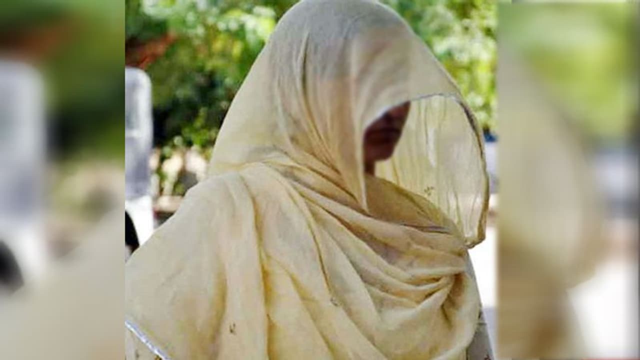 पति की हत्या कर आराम से सो गई महिला, 16 साल की बेटी ने सुनाई ये दास्तां पति की हत्या कर आराम से सो गई महिला, 16 साल की बेटी ने सुनाई ये दास्तां