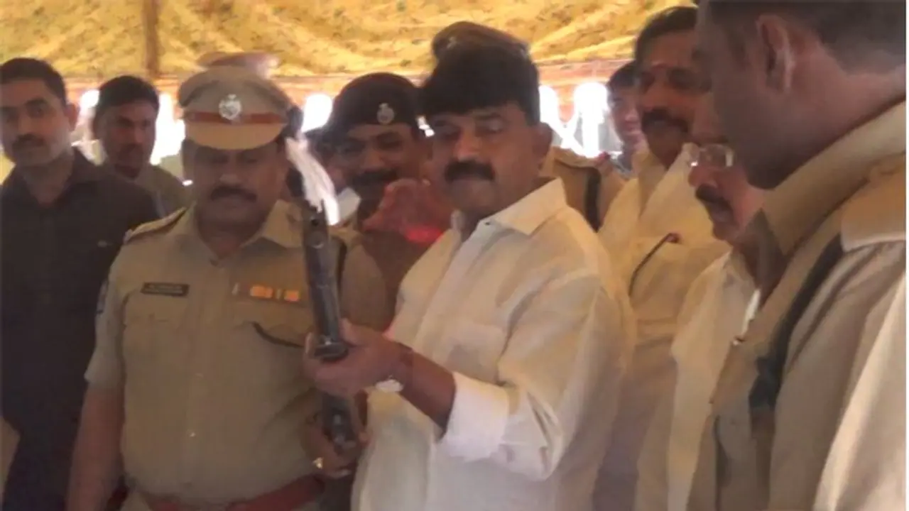 పోలీస్ అమరవీరుల వారోత్సవాలు... రక్తదాన శిబిరంలో పాల్గొన్న మంత్రి నాని