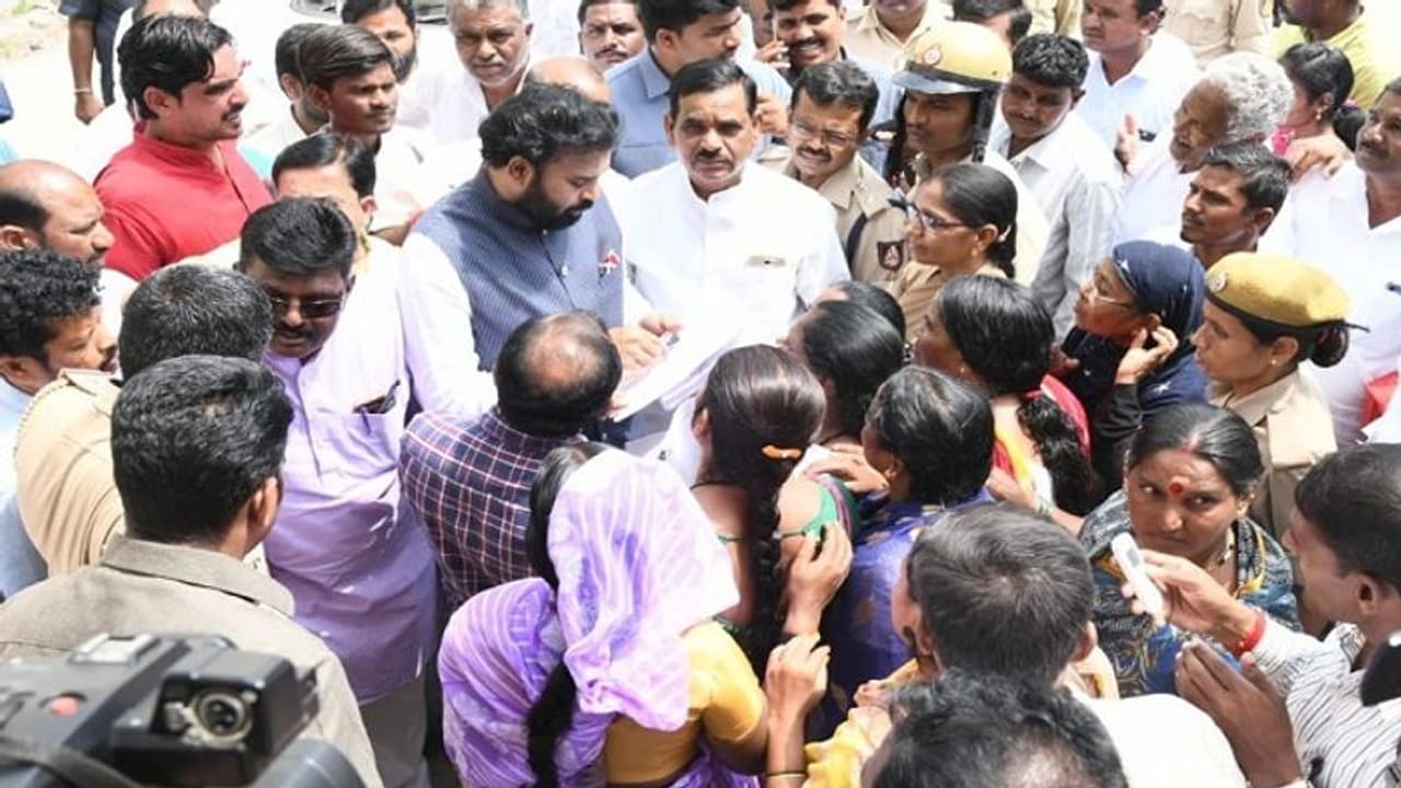 ರಾಯಚೂರು: ವಿವಿಧ ಸಂಘಟನೆಗಳಿಂದ ಸಚಿವ ಶ್ರೀರಾಮುಲುಗೆ ಮನವಿ ರಾಯಚೂರು: ವಿವಿಧ ಸಂಘಟನೆಗಳಿಂದ ಸಚಿವ ಶ್ರೀರಾಮುಲುಗೆ ಮನವಿ