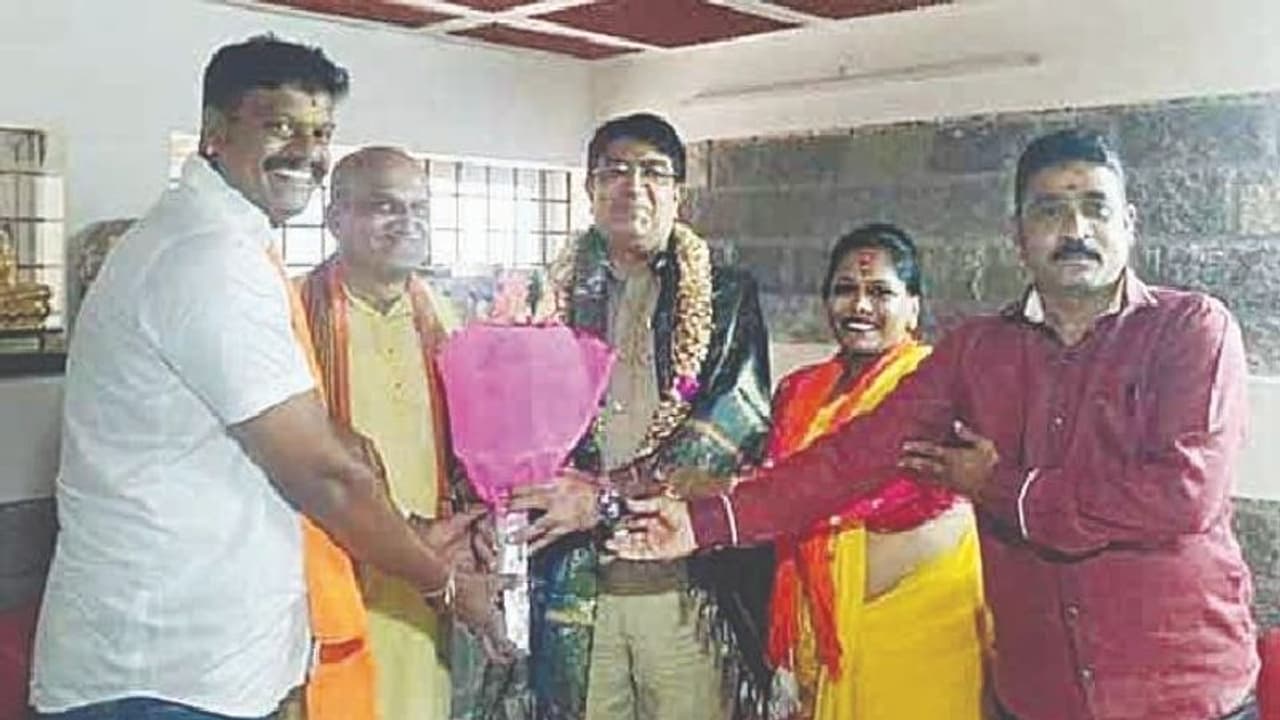 ರೌಡಿಶೀಟರ್ ದಂಪತಿಯಿಂದ ಸನ್ಮಾನ ಸ್ವೀಕರಿಸಿದ ಪೊಲೀಸ್ ಆಯುಕ್ತರು! ರೌಡಿಶೀಟರ್ ದಂಪತಿಯಿಂದ ಸನ್ಮಾನ ಸ್ವೀಕರಿಸಿದ ಪೊಲೀಸ್ ಆಯುಕ್ತರು!