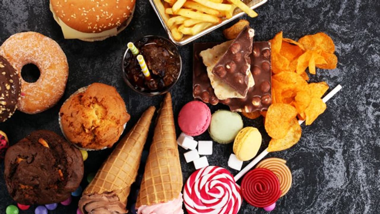 ഈ 4 ഭക്ഷണങ്ങൾ പല്ലിന് കേടുണ്ടാക്കും