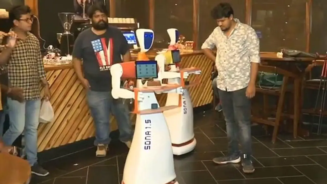 ভুবনেশ্বরের রেস্তোরাঁয় গ্রাহকদের পরিষেবা দিচ্ছে দুটি যন্ত্রমানব, দেখুন সেই অভিনব দৃশ্য ভুবনেশ্বরের রেস্তোরাঁয় গ্রাহকদের পরিষেবা দিচ্ছে দুটি যন্ত্রমানব, দেখুন সেই অভিনব দৃশ্য