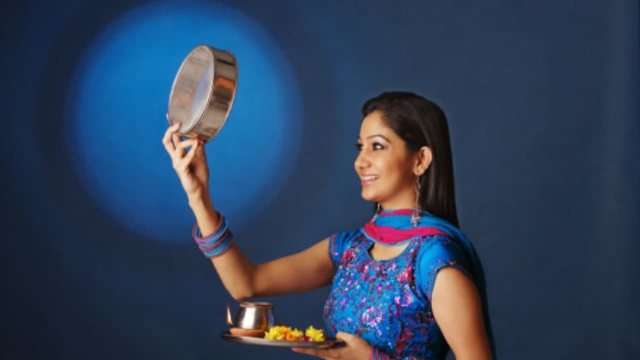 করবা চৌথ ব্রত পালনের জন্য়, কোন রাশির জন্য কোন রং শুভ