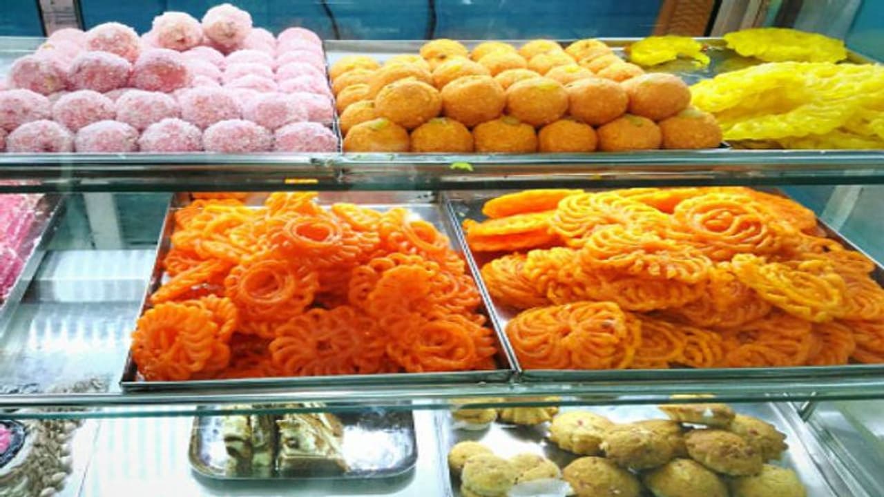 শেষপাতে মিষ্টি শরীরের জন্য কতটা উপকারী না ক্ষতিকর, জেনে নিন আপনিও