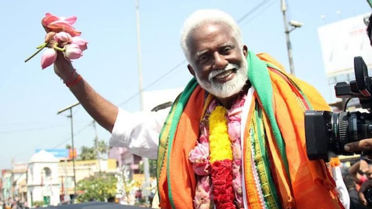 'അരൂരിൽ മഞ്ഞ കൊടി പിടിച്ച സിപിഎം വൈകാതെ കാവി കൊടി പിടിക്കും': കുമ്മനം രാജശേഖരൻ