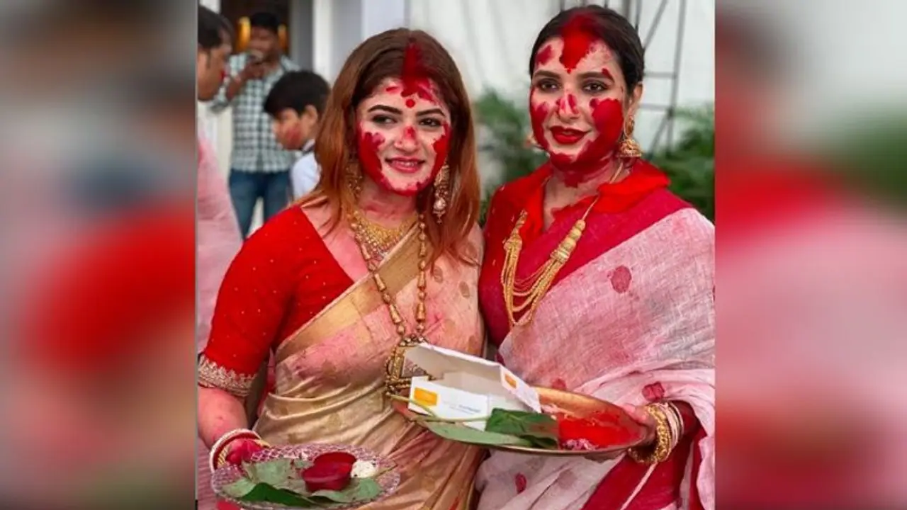 সিঁদুর খেলা থেকে ভাসান নাচ, ঢাকের তালে মেতে উঠলেন শ্রাবন্তী শুভশ্রী, দেখুন ভিডিও সিঁদুর খেলা থেকে ভাসান নাচ, ঢাকের তালে মেতে উঠলেন শ্রাবন্তী শুভশ্রী, দেখুন ভিডিও