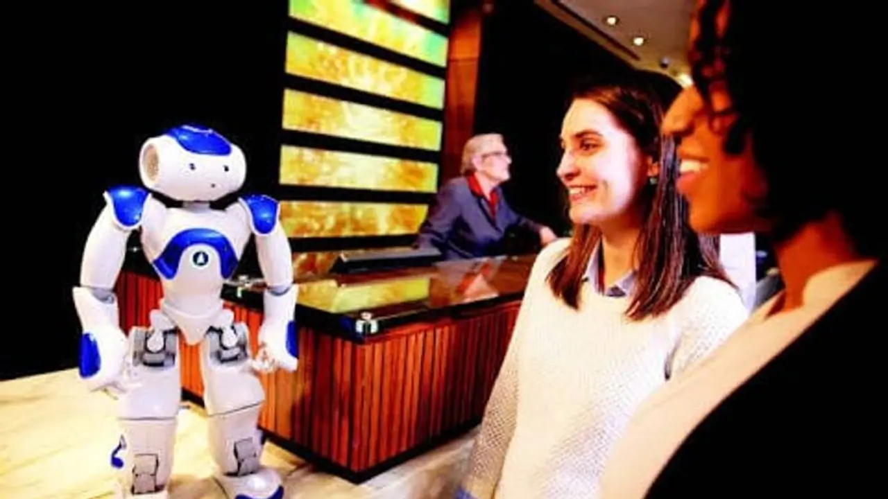 அடவாங்க..என்ன சாப்பிடுறீங்க... ஹோட்டலில் கலக்கும் மேட் இன் இந்தியா ரோபோக்கள்.