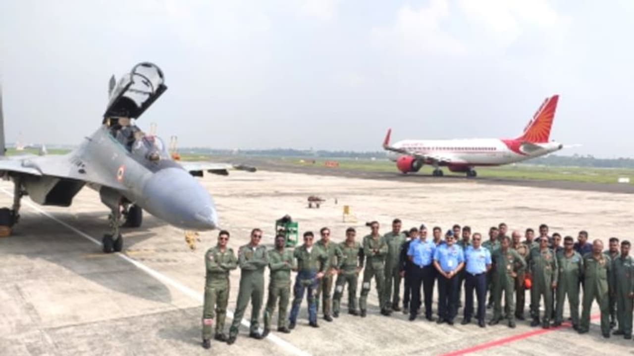 যুদ্ধের প্রস্তুতি, কলকাতা বিমানবন্দর থেকে উড়ল ফাইটার জেট