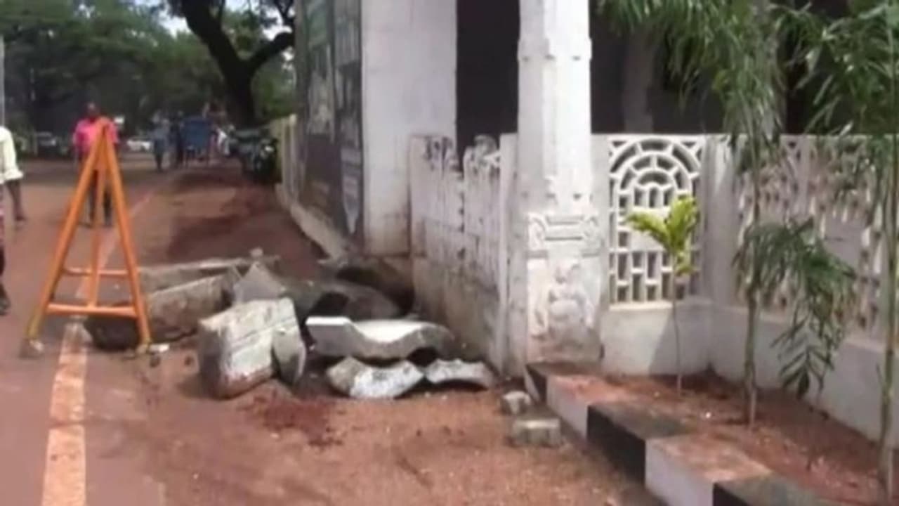 മഹാബലിപുരത്ത് 700 വർഷം പഴക്കമുള്ള ക്ഷേത്ര മണ്ഡപം തകർന്നുവീണു മഹാബലിപുരത്ത് 700 വർഷം പഴക്കമുള്ള ക്ഷേത്ര മണ്ഡപം തകർന്നുവീണു