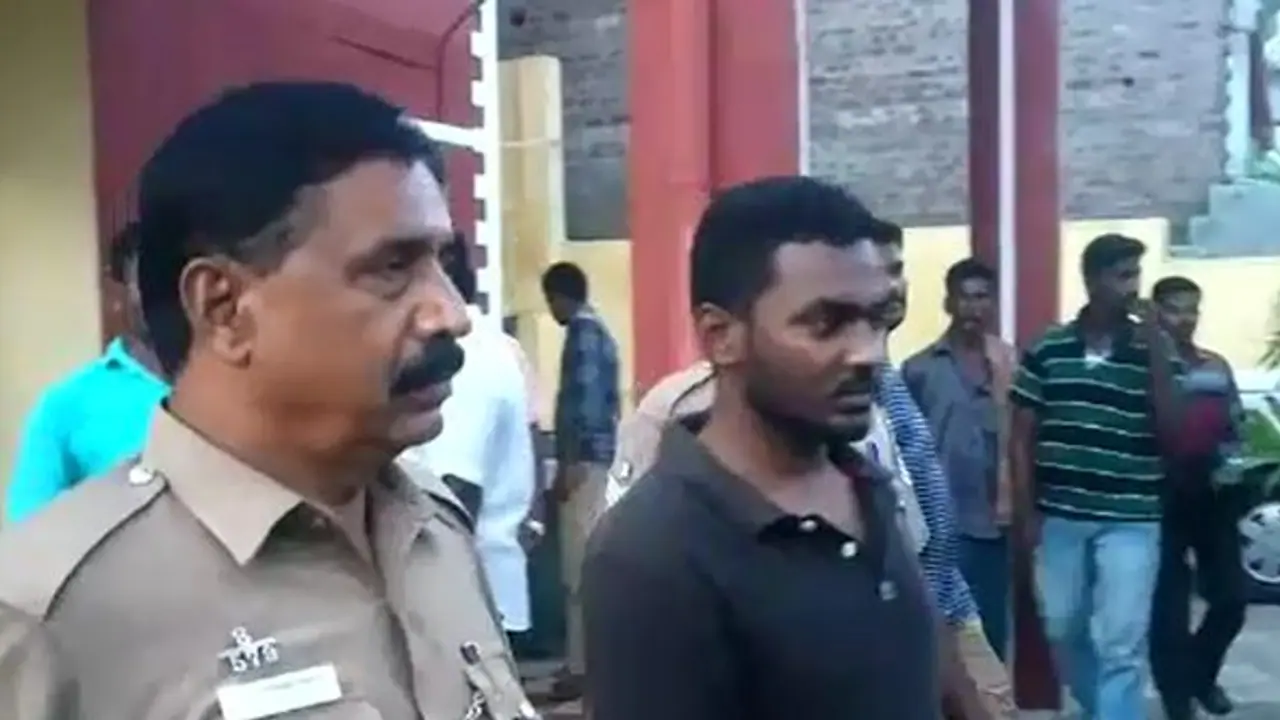 சினிமா பாணியில் தரமான சம்பவம்..! தாறுமாறாக சென்ற காரை விரட்டிப்பிடித்த பொதுமக்கள்..! மதுபோதையில் ஓட்டுநர் கைது..! சினிமா பாணியில் தரமான சம்பவம்..! தாறுமாறாக சென்ற காரை விரட்டிப்பிடித்த பொதுமக்கள்..! மதுபோதையில் ஓட்டுநர் கைது..!